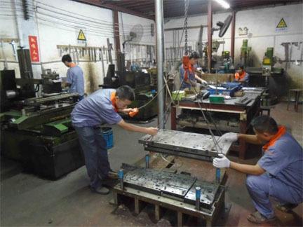 塑膠注塑（sù）模具擺（bǎi）杆（gǎn）先複（fù）位機構